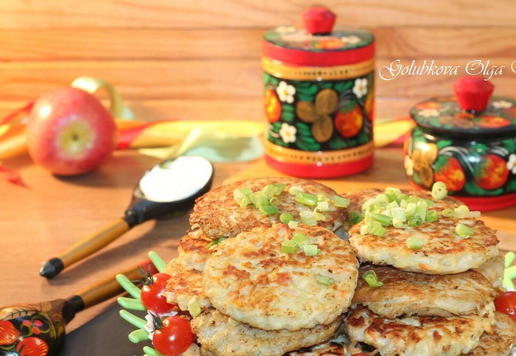 1. Этап. Картофельные лепешки с мясным припеком: Подавать блюдо со сметаной или любимым соусом.