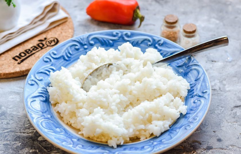 1. Этап. Перец фаршированный рисом на зиму: Рис отварите в обычной пропорции — на половину стакана риса, стакан воды.