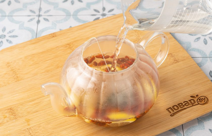 1. Этап. Чай с ягодами годжи: Добавьте зеленый чай. Влейте горячую воду.