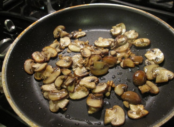 1. Этап. Язык под соусом бешамель: 4. В середине жарки добавьте лук и доведите грибы с луком до готовности.