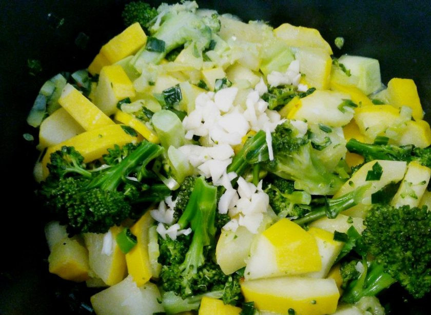 1. Этап. Квише с овощной начинкой: Добавьте в сковороду соцветия брокколи и потушите овощи 4-5 минут. Чеснок мелко порежьте, отправьте в овощную смесь, перемешайте и снимите сковороду с плиты. Дайте начинке немного остыть.