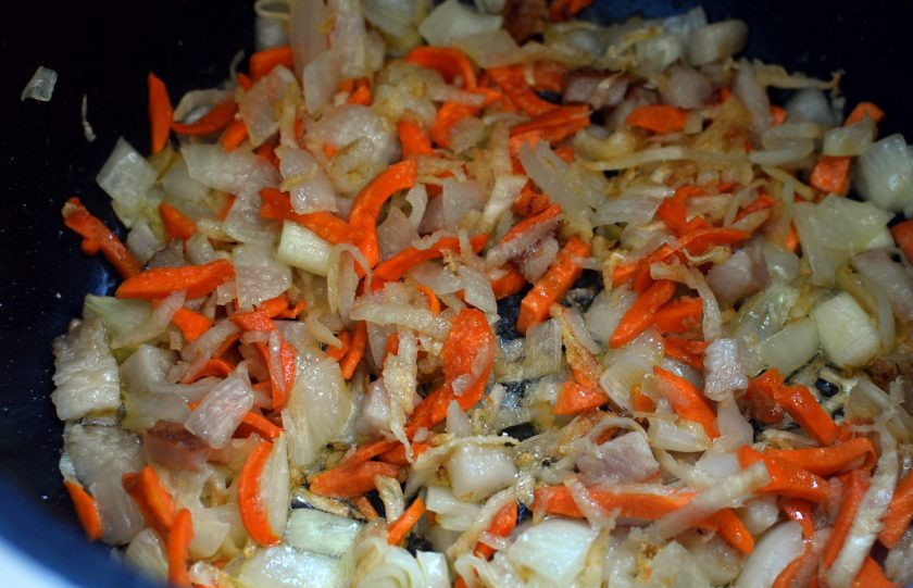 1. Этап. Заячьи потрошки в слоеном тесте: Добавьте произвольно нашинкованные лук, морковь и корень сельдерея. Присыпьте сахаром и позолотите, помешивая.