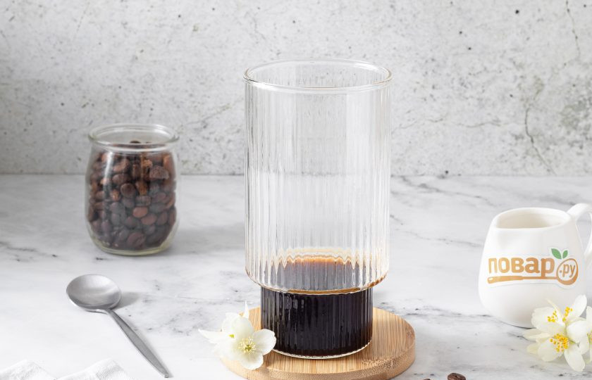 1. Этап. Молочный кофе гляссе: Перелейте кофе стакан для подачи.