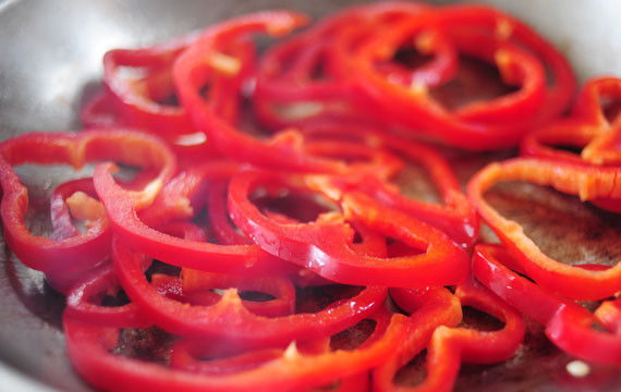 1. Этап. Мясо в соевом соусе: 6. Перец можно обжарить отдельно, на этой же сковороде, предварительно достав лук, или вместе с луком.