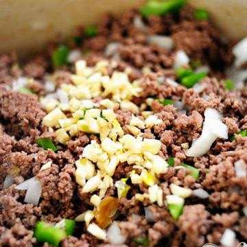 1. Этап. Американский бутерброд с говядиной: Туда же добавить чеснок.