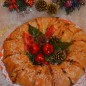 Пирог-венок из слоёного теста Куриный Сначала готовим начинку: куриную грудку отвариваем в подсоленной воде, остужаем, нарезаем. В глубокой посуде столовой ложкой перетираем в пасту мягкий плавленый сыр, у меня был