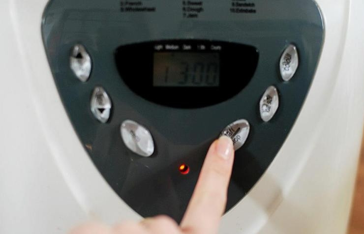 1. Этап. Белый хлеб в хлебопечке: Дальнейшие действия зависят от модели вашей хлебопечи. Для своей я выбрала программу хрустящая корочка и средняя по зажаристости, ставим первый режим, жмем кнопку 