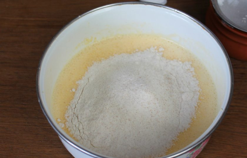 1. Этап. Пирог с лимоном: Насыпаем муку, у меня 2 вида, пшеничная белая и цельнозерновая мелкого помола.