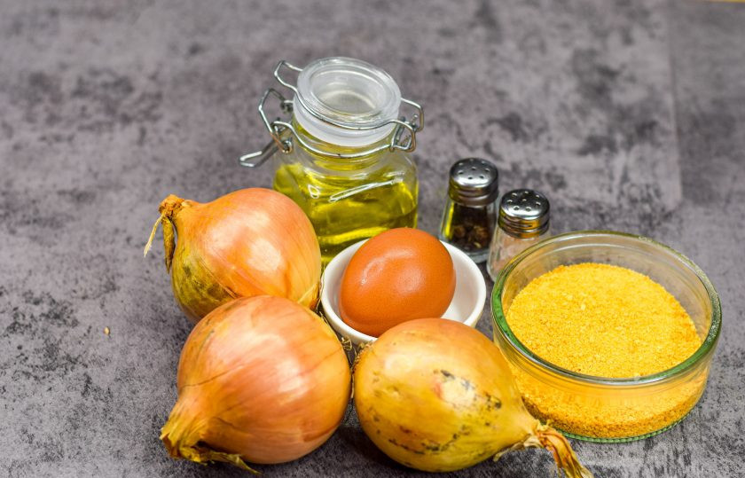 1. Этап. Обжаренные луковые кольца: Подготовьте ингредиенты.