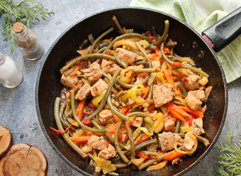 1. Этап. Папоротник со свининой: Тушите все под крышкой на медленном огне в течение 20-25 минут, до готовности мяса. Готовый папоротник со свининой разложите по тарелкам и сразу подавайте к столу.