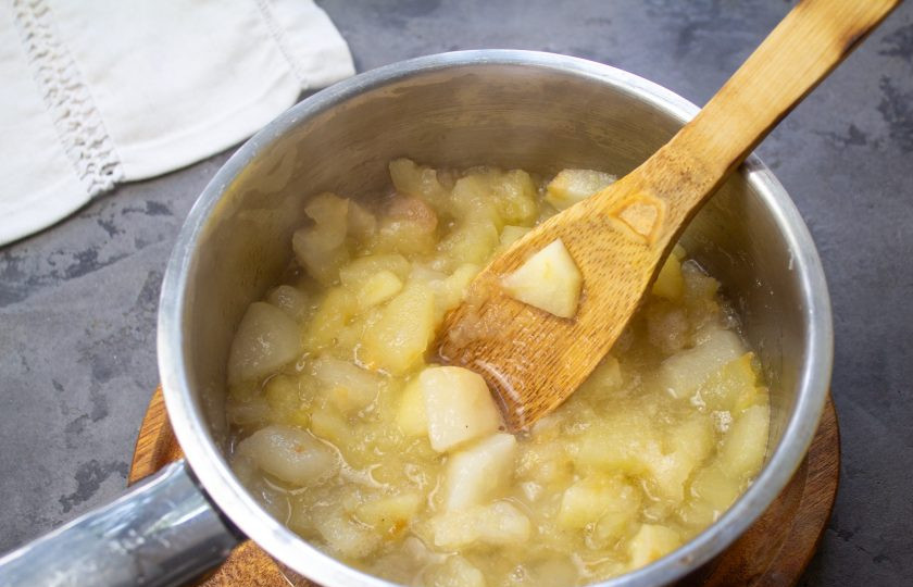 1. Этап. Пряное грушевое пюре: Доведите до кипения и варите при небольшом нагреве 10 минут, до мягкости груш.