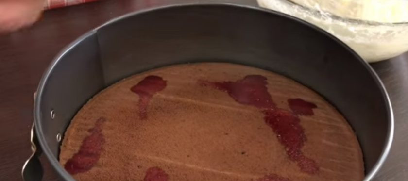 1. Этап. Творожный торт с вишневым желе: 4. Остудите бисквит в форме, отделите от пергамента, выстелите форму новым пергаментом и переложите в нее корж верхом вниз. Пропитайте корж компотом с вишни. Творог выложите на корж и разровняйте.