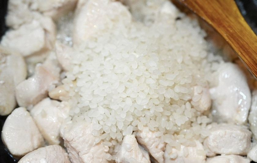 1. Этап. Кхау Пхат Кай: Добавьте рис. Обжарьте его вместе с курицей около 2 минут.