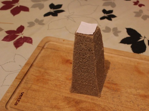 1. Этап. Канапе с колбасой и сыром: 1. Хлеб немного подержим в холодильнике, чтобы не рассыпался, обтесываем по краям, чтобы получился прямоугольник. А потом срезаем верхнюю часть так, чтобы получился конус.