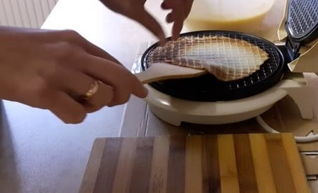 1. Этап. Трубочки для электровафельницы: Разогрейте электровафельницу и выливайте на нее ложкой тесто. Смазывать маслом не надо, так как в тесте и так содержится достаточно жира. Обжаривайте вафли тридцать секунд.