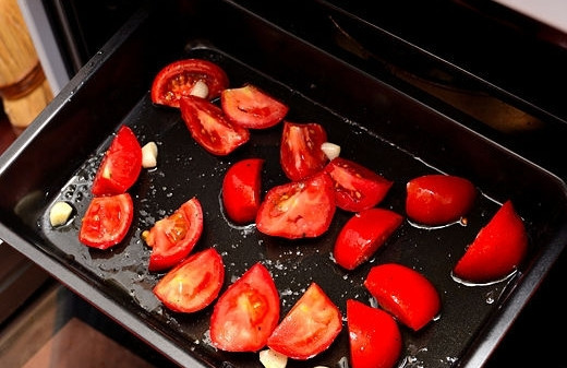 1. Этап. Томатный соус для пиццы: Помидоры посолить, поперчить и помидоры хорошо смазать маслом. Поставить противень в духовку, разогретую до 190 градусов на час.