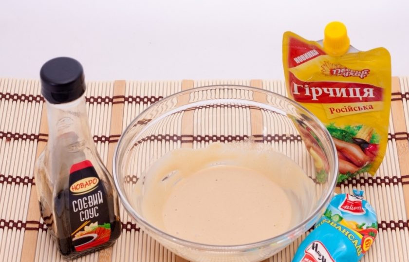 1. Этап. Свинина с курагой: Сделайте соус, смешав майонез, горчицу и соевый соус.