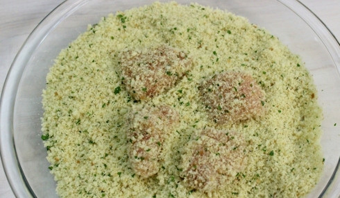 1. Этап. Куриное филе в сухарях: Теперь добавьте в эту же миску панировочные сухари. Нагрейте большую сковороду на среднем огне.