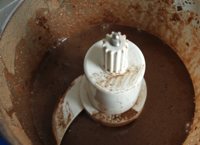 1. Этап. Торт Вишневый поцелуй: 2. В чаше миксера соединяем яйца, сахар, какао, соду гасим уксусом.