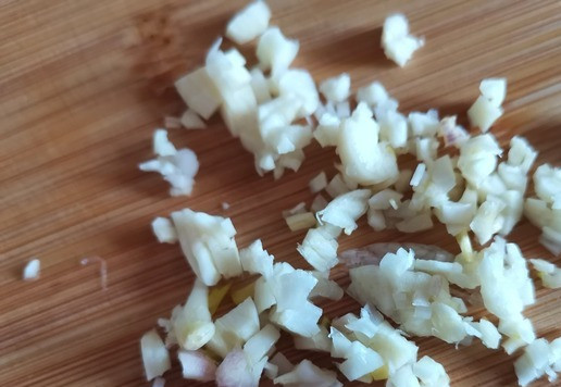 1. Этап. Суп Метис: Мелко порубить зубчики чеснока.