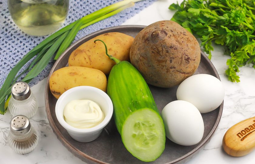 1. Этап. Свекольник по-еврейски: Подготовьте указанные продукты. Заранее отварите куриные яйца в течение 12-15 минут и остудите их в ледяной воде.