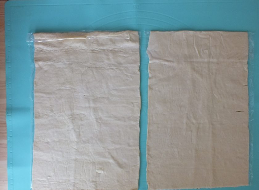 1. Этап. Пирожные с кремом и ягодами: Возьмите слоёное тесто. Разделите на две части, если оно рулоном.