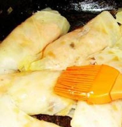 1. Этап. Голубцы с грибами: 4. Свернуть голубцы конвертиком. Смешать соевый соус с медом. Смазать каждый голубец этой смесью, чтобы отбить запах капусты.