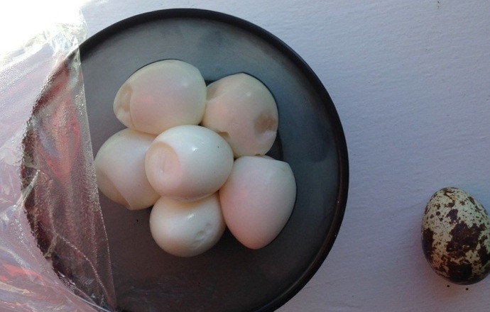 1. Этап. Пирожки Шотландские: 1. Сварите перепелиные яйца в течение 3-х минут после закипания и охладите их.