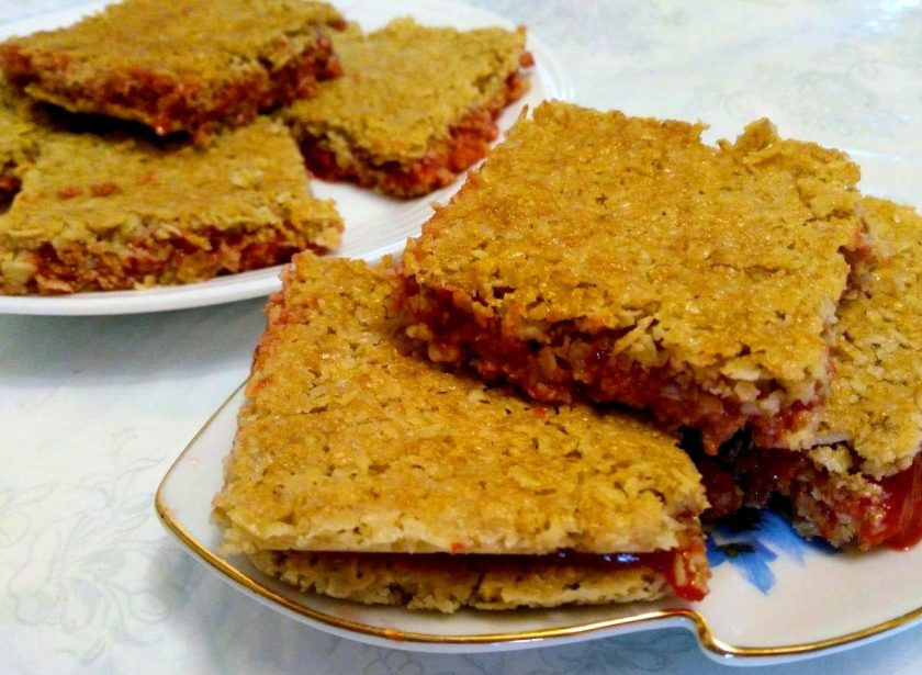 1. Этап. Геркулесовые пирожные: Разрежьте получившееся пирожное на порционные кусочки и подавайте, посыпав сахарной пудрой или украсив свежими ягодами. Приятного чаепития!