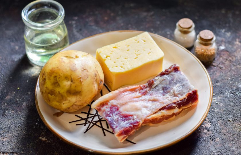 1. Этап. Хашбраун с беконом и сыром: Подготовьте ингредиенты.