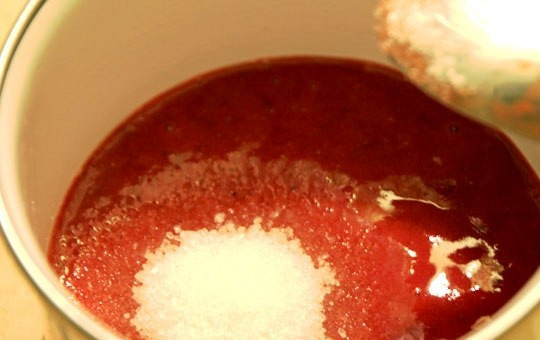 1. Этап. Кокосово-клубничное пирожное: Желатин замачиваем в полстакана кипяченой воды. Оставляем так на полчаса. Клубнику перетираем в пюре. Добавляем половину клубники и ванильный сахар к желатину. Прогреваем смесь на медленном огне до растворения желатина, после чего снимаем с огня и остужаем в холодильнике.