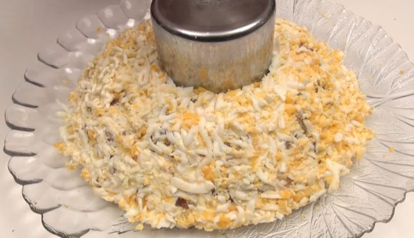 1. Этап. Гранатовый браслет рецепт классический: Луковый слой покройте яичным слоем.