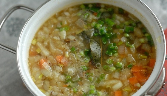 1. Этап. Грибной суп для похудения: Теперь процеживаем куриный бульон и добавляем в него перловую крупу, варим в течение 40 минут. Затем добавляем грибы, можно вместе с водой, и варим все еще 10-15 минут. Добавляем нарезанные морковь и репчатый лук, лавровый лист, солим и перчим, даем провариться 5-7 минут. В последнюю очередь всыпаем зеленый лук, доводим суп до кипения и выключаем.