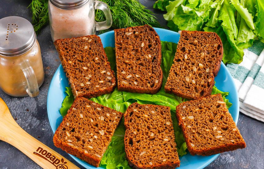 1. Этап. Бутерброды с красной рыбой и киви: Ржаной или черный хлеб разрежьте пополам горизонтально или вертикально, по диагонали — на ваш вкус. Выложите на тарелку листья салата, предварительно промыв их в воде. На них — ломтики хлеба.