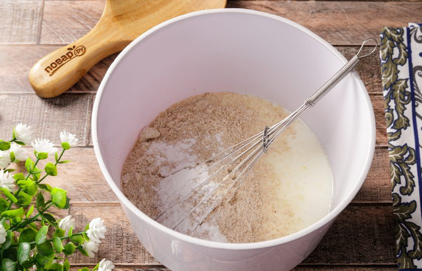 1. Этап. Диетические блины из овсяной муки: Затем добавьте овсяную муку и разрыхлитель.