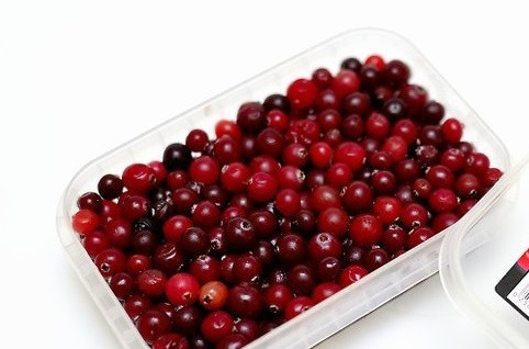 1. Этап. Клюквенная сальса: 3. Выложите ягоды и томите минут 7 на среднем огне.