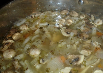 1. Этап. Суп с курицей и гречкой: Наконец, доводим до кипения бульон, который остался от приготовления птицы. Добавляем в кастрюлю гречку, лавровый лист, молотый перец, соль по вкусу, накрываем все крышкой и варим 15 минут. Добавляем картошку, опять закрываем крышку и варим еще 10 минут. Добавляем курицу. Добавляем лук, грибы, огурцы. Варим 5-7 минут. Нагреваем рассол в отдельной посуде и заливаем его в кастрюлю с бульоном. Даем супу покипеть пять минут и убавляем огонь. Теперь можно добавлять в суп зелень, дать ему остыть и подавать к столу.