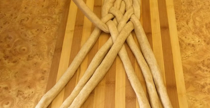 1. Этап. Постная плетенка из 7 жгутов: 6. Далее 6 жгут перекиньте через 7, а 7 через 5 и 4, положив его к остальным трем жгутам слева. Продолжайте плетение по этой схеме, пока не дойдете до конца плетенки. В конце скрепите края жгутов между собой и подогните под плетенку.