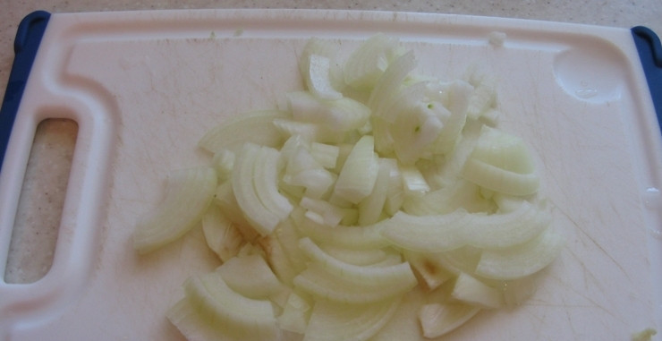 1. Этап. Суп с морепродуктами: Очищенный лук нарежьте полукольцами.