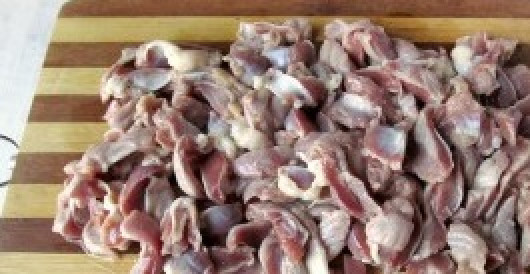 1. Этап. Суп из куриных желудков: Куриные желудки промойте водой и нарежьте на порционные кусочки.