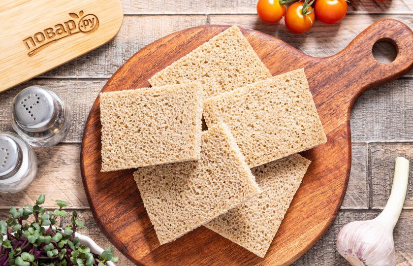 1. Этап. Гренки в аэрогриле: Хлеб нарежьте на одинаковые ломтики средней толщины. Корочки я обычно срезаю, но это по желанию.