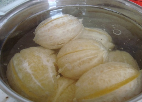 1. Этап. Джем из лимонов: Закипятим воду с солью и бросаем в нее лимоны минут на 10. Затем лимоны обдаем холодной водой.