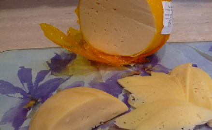 1. Этап. Салат в сырной корзинке: 1. Сыр режем кусочками, как на бутерброды, обжариваем на сковороде. Должен расплавиться в такую себе лужицу.