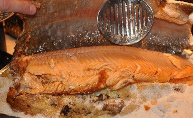 1. Этап. Форель, запеченная в соли: Запекаем в духовке нагретой до 220 градусов минут 30-40. Вот так выглядит рыба после запекания. Снимаем соляной панцырь вместе с кожей.