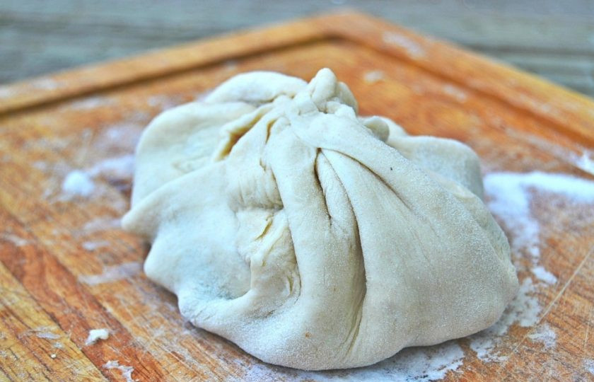 1. Этап. Лепешки с грибами и картошкой: 12. Соберите края теста к центру и защипните.