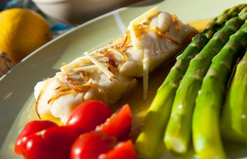 1. Этап. Соус имбирно-медовый: Готовым соусом имбирно-медовым полейте рыбу (или курицу) с пылу с жару, т.к. остывший он будет уже другим на вкус. Приятного аппетита!