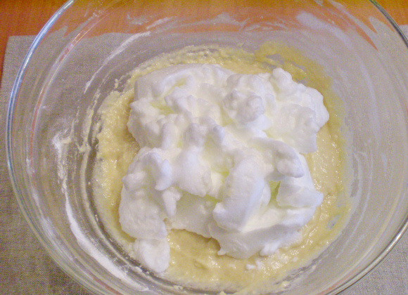 1. Этап. Оладьи на кефире пышные: Отдельно взбиваем яичные белки (до устойчивых пиков). Аккуратно вводим их в уже имеющееся у нас тесто. Не менее аккуратно перемешиваем белки (главное, чтобы они не опали).