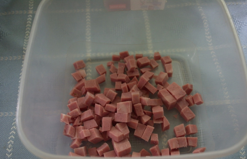 1. Этап. Салат Удачный с маком: В емкость для салата нарезаем ветчину кубиком.