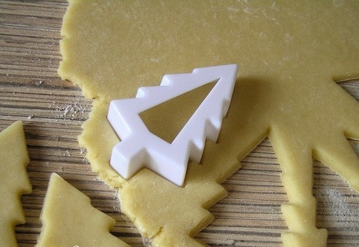 1. Этап. Праздничная кростата с зефиром: Из оставшегося теста вырежьте ёлочки как у меня или просто ленты (затем из них нужно сделать решетку, как на обычные пироги).