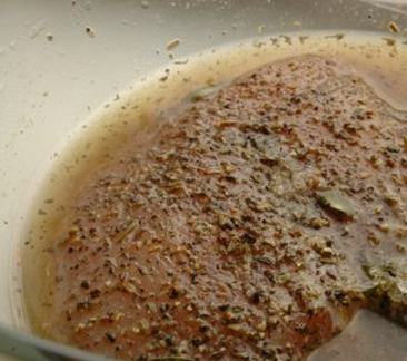 1. Этап. Бастурма из индейки в мультиварке: 3. За ночь выделится сок. Хорошенько смажем индейку этим маринадом, выложим в чашу мультиварки, смазанную маслом, и в режиме 